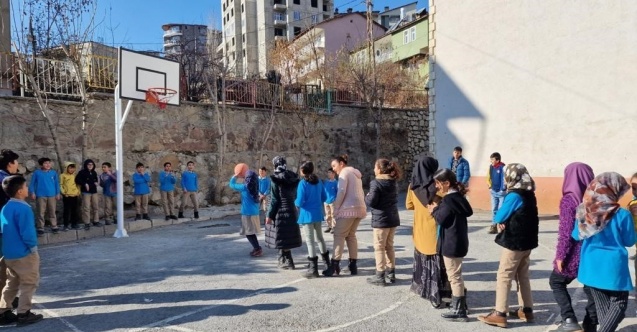 Hakkâri’deki okullara basketbol potası ve tenis masası desteği