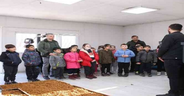 Minik öğrenciler mamaların nasıl üretildiğini gördü