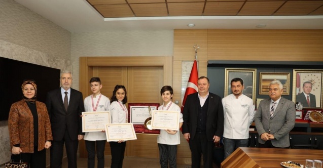 Altın tavayı kazanan öğretmen ve öğrencilere ödül