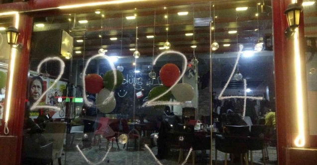 Adanalılar 2023 yılı yerine 2024 yılını kutladı