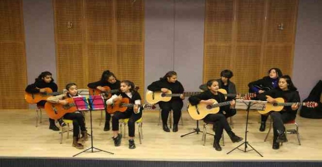 Müzik sevdalısı öğretmen Kulpluların ruhuna dokunuyor