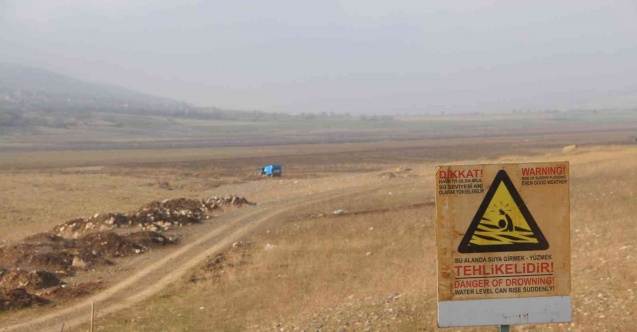 Kuraklığın en net fotoğrafı: "Suya girmek yasaktır" yazısı var, su yok