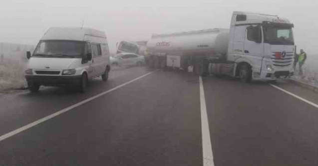 Aşırı buzlanma ve sis nedeniyle çok sayıda araç birbirine girdi