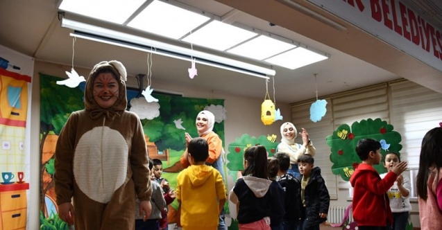 Bulanıklı öğretmenlerin oynadığı tiyatro oyununu minikler beğeni ile izledi