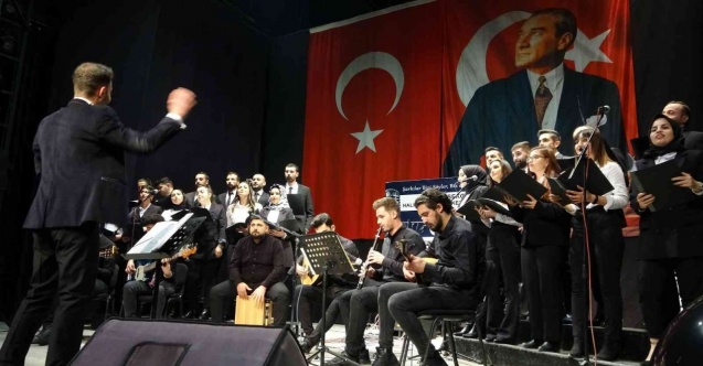 Farklı meslek gruplarından oluşan korodan müzik ziyafeti