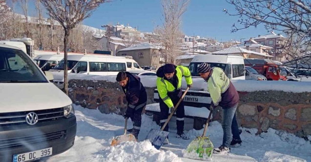Özalp’ta kar yağışı