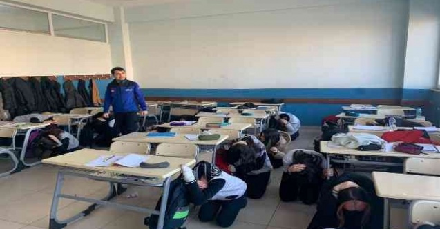 Okulda deprem tahliye tatbikatı