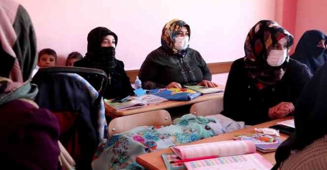 Atıl durumdaki bina köy yaşam merkezi oldu, köylü kadınlar çocuklarıyla kursa geldi