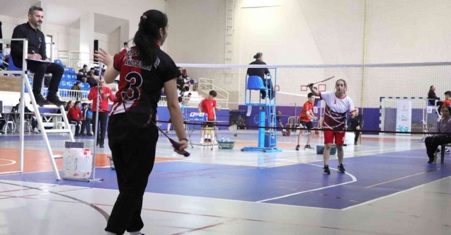 Karaman’da okul sporları gençler badminton grup müsabakaları başladı