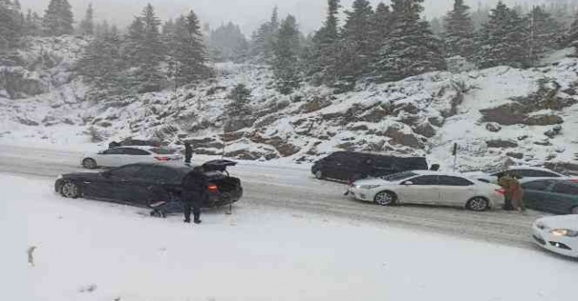 Kar yağışı Konya-Antalya karayolunda etkili oluyor