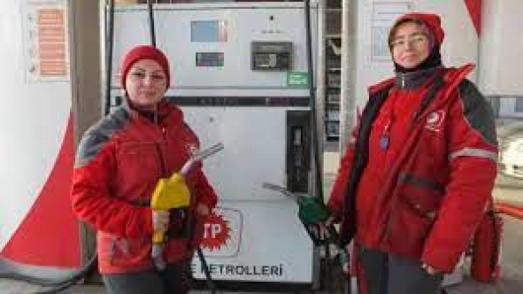 Balıkesir’de  akaryakıt istasyonunda kadın pompacılar iş başında