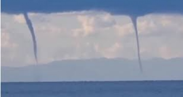 Bodrum’da denizde bir anda beliren hortumun ardından dolu ve sağanak bastırdı