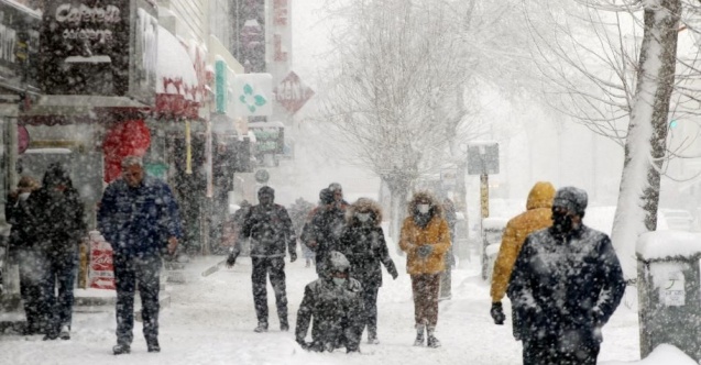 Karlı ve buzlu yolda yürümenin püf noktaları