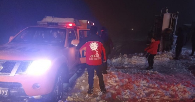 Kar ve tipi nedeniyle yolda kalan 7 kişilik aile kurtarıldı