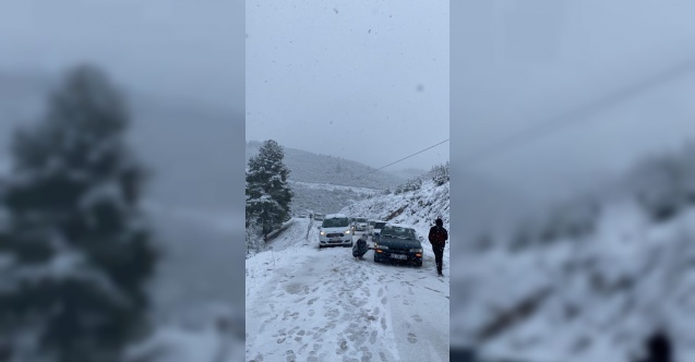 Burdur’da kar yağışına hazırlıksız yakalanan sürücüler yollarda kaldı
