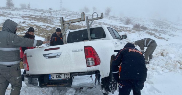 Karda mahsur kalan elektrik dağıtım ekibini AFAD kurtardı