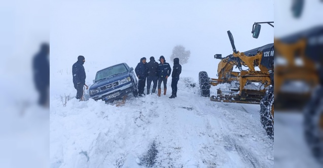 Batman’da yolda mahsur kalan 2 aile İl Özel İdaresi ekiplerince kurtarıldı