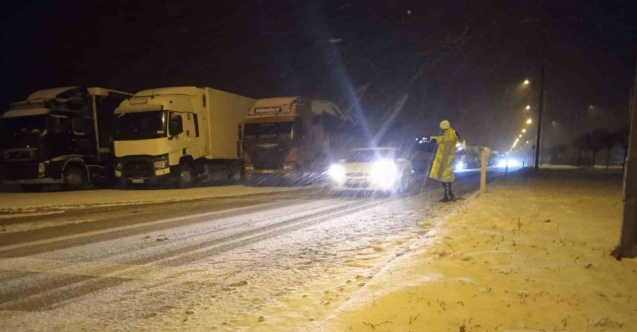 Afyonkarahisar-Antalya Kara Yolu yoğun kar yağışı nedeniyle tır geçişine kapatıldı