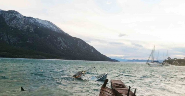 Fırtına tekneleri batırdı, iskeleleri söktü