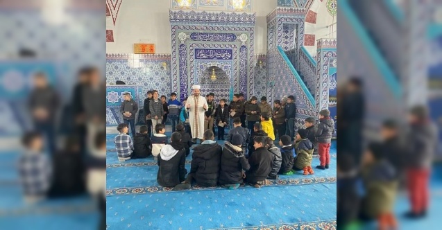 Namaza gelen çocuklara hediye verildi