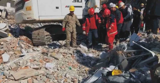 Tatvan’dan giden komandolar 110. saatte enkazdan bir kişiyi sağ çıkardı