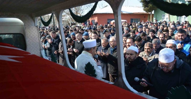 Depremde hayatını kaybeden öğretmen dualarla toprağa verildi