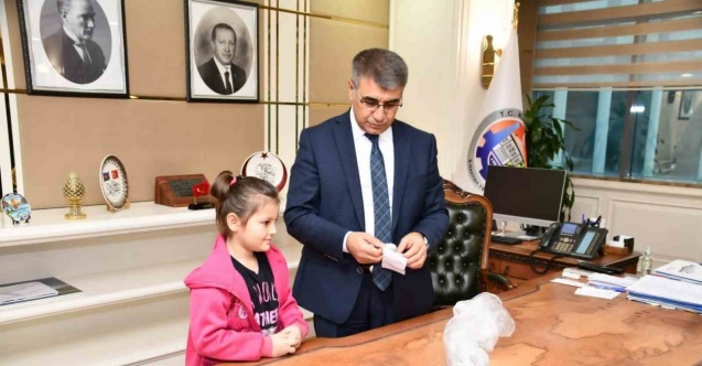 Biriktirdiği paraları ve oyuncaklarını deprem bölgesine gönderdi