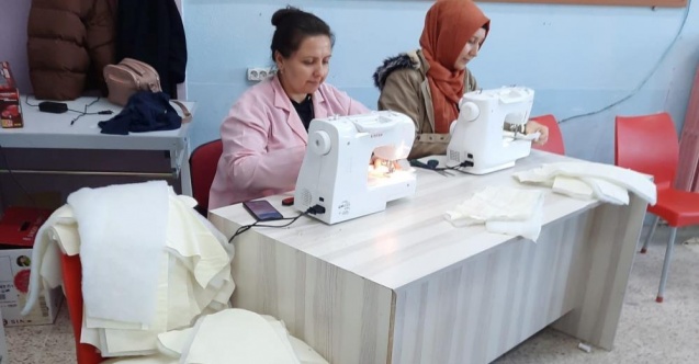 Çocuklar üşümesin diye uyku tulumları dikiyorlar