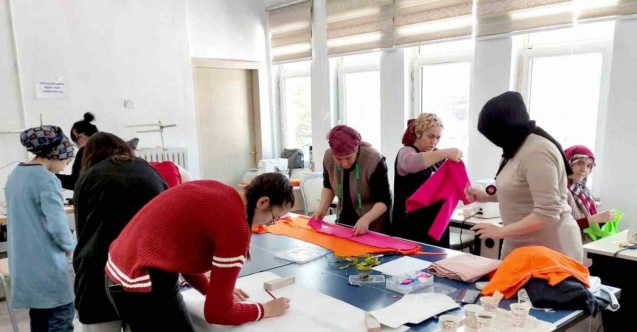 Afetzedeler için uyku tulumu üretiyorlar