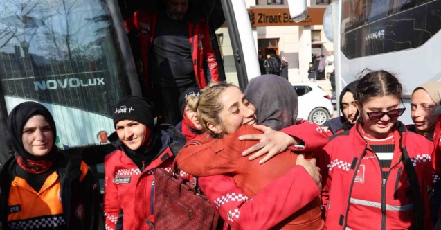 222 saat sonra gelen inanılmaz kurtuluşun kahramanları gözyaşlarıyla karşılandı