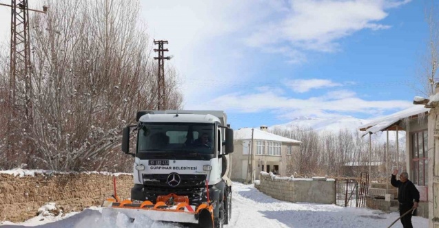 Gürpınar Belediyesi karla mücadele çalışmalarını aralıksız sürdürüyor