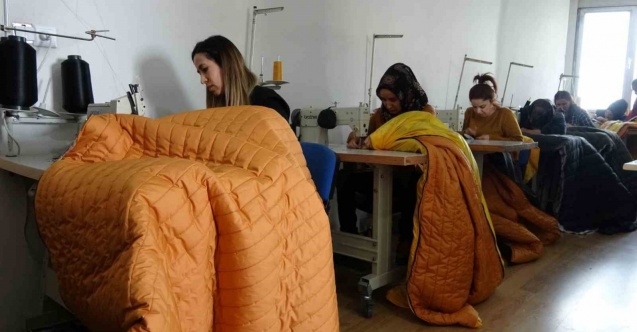 Yüksekovalı kadınlar depremzedeler için uyku tulumu dikiyor