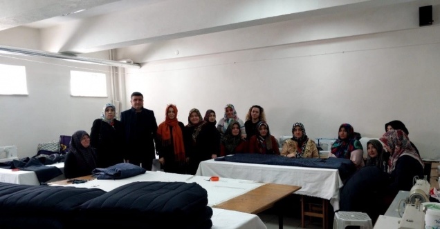 Kursiyerler, deprem bölgesi için ’su geçirmez’ uyku tulumu dikiyor