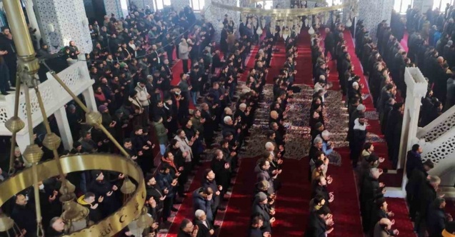 Iğdır’da depremde hayatını kaybedenler için gıyabi cenaze namazı kılındı