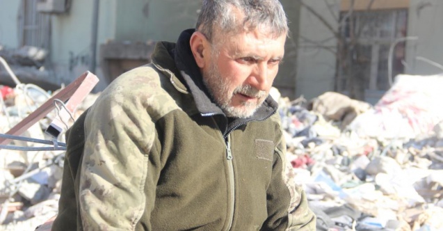 Depremde 2 oğlu ölen adam, aynı evde depreme yakalandığı eşi ve oğlunu bulamıyor