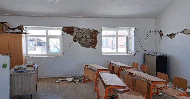 Depremde hasar gören iki okulda taşımalı eğitime geçildi