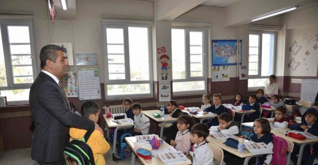 Denizli’de 850 depremzede öğrenci yeni arkadaşlarıyla ilk derslerine katıldı