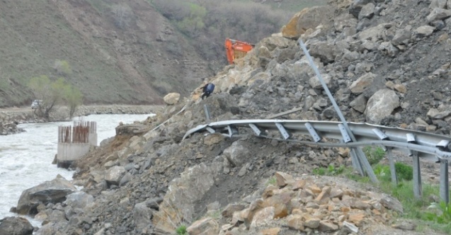 Hakkari-Van karayolunda heyelan