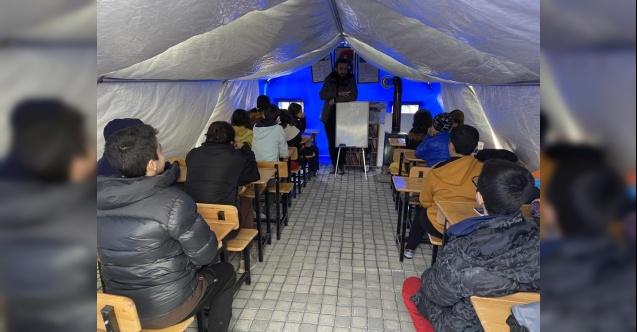 Adıyaman’da çocuklar çadır sınıflarda ders başı yaptı, İstiklal Marşı’nı okudu