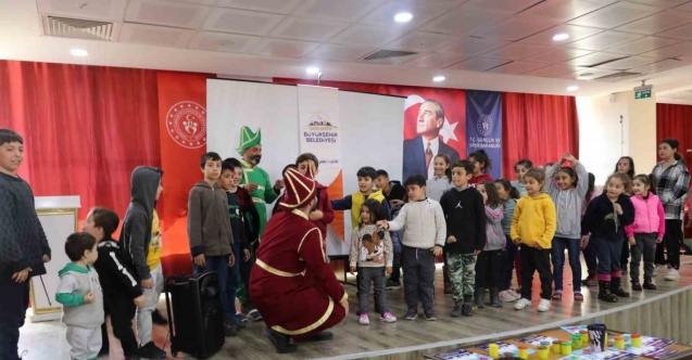 Karagöz ve Hacivat depremzede çocukların yüzünü güldürdü