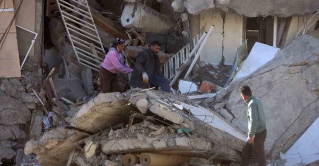 Enkazın içinde oğlunun okul kitabını aradı