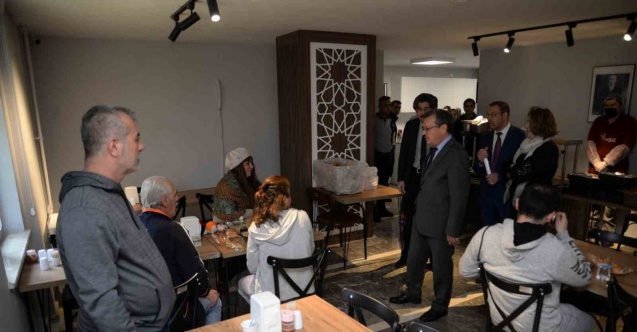 Üniversite Konukevi’nde kalan depremzede ailelere moral ziyareti