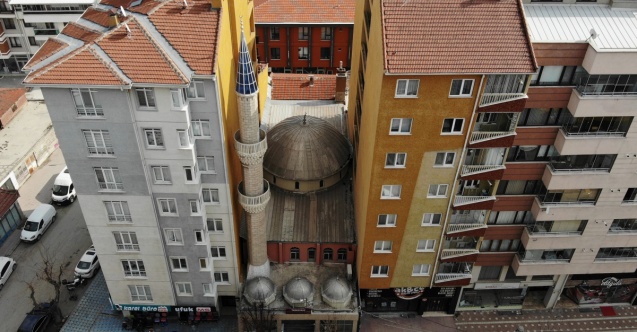 İki apartmanın arasında sıkışıp kalan cami bulunamıyor