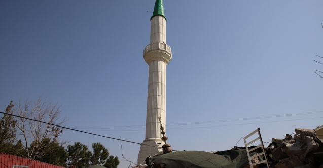 Cami yıkıldı, minaresi ayakta kaldı