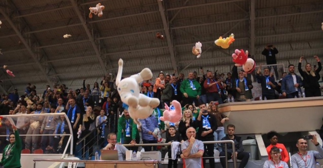 Basketbol maçında sahaya pelüş oyuncak yağdı