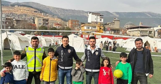 Emetli polis memurları Kahramanmaraş’ta depremzede çocuklarla top oynadı