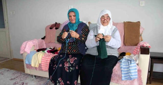 Giresunlu kadınlar depremzedeler için örüyor