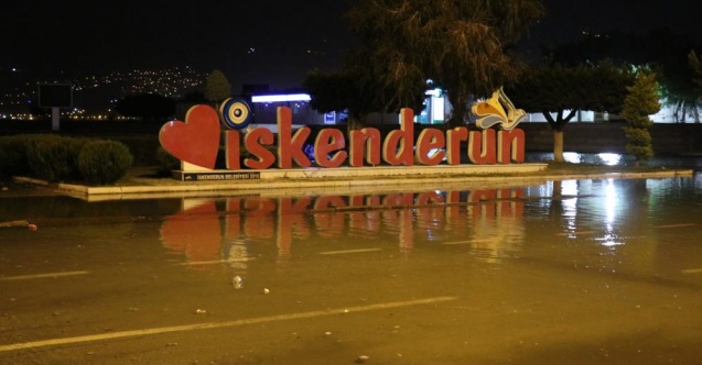 İskenderun’da deniz taştı, caddeler göle döndü