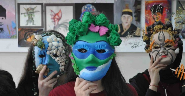 Bu okulda atık eşyalar takı oluyor