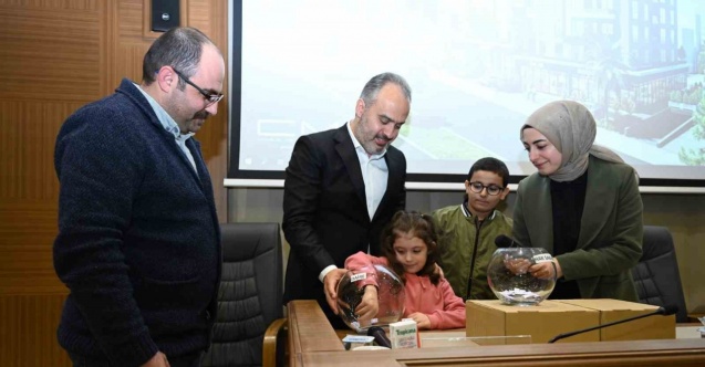 Bursa’da 30-40 yıllık evleri yenilenen hak sahipleri, yeni konutları için kura çekti